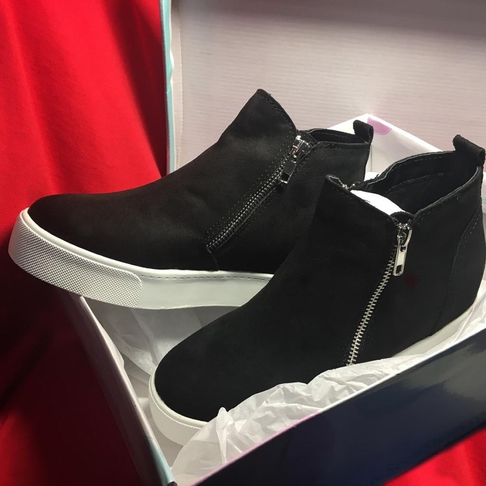 Black Zipper Sneakers with White Bottoms - Picture 2 of 7